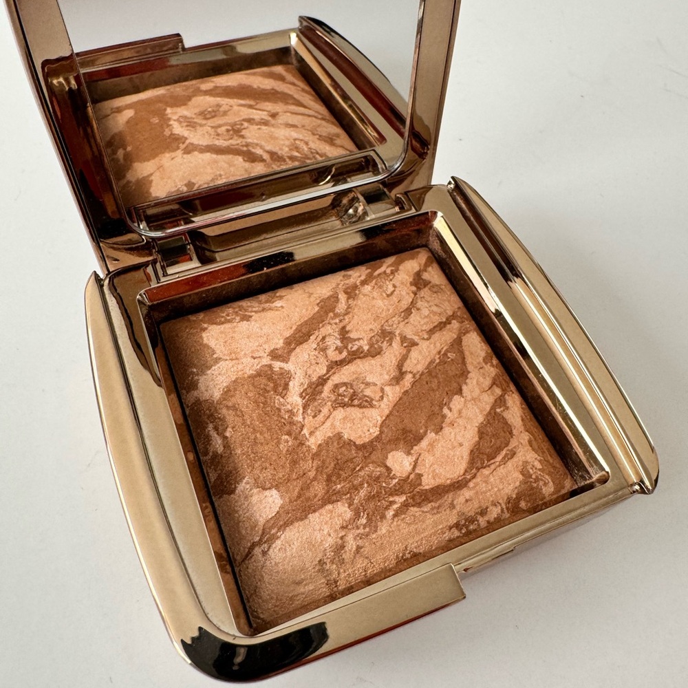 Hourglass Ambient lighting Bronzer in Luminous Bronzer Light